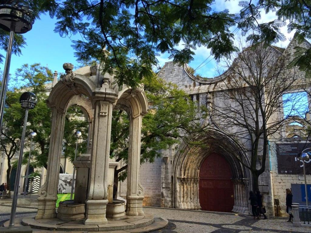 With Three Bedroom In Historic Largo Do Carmo Lisboa
