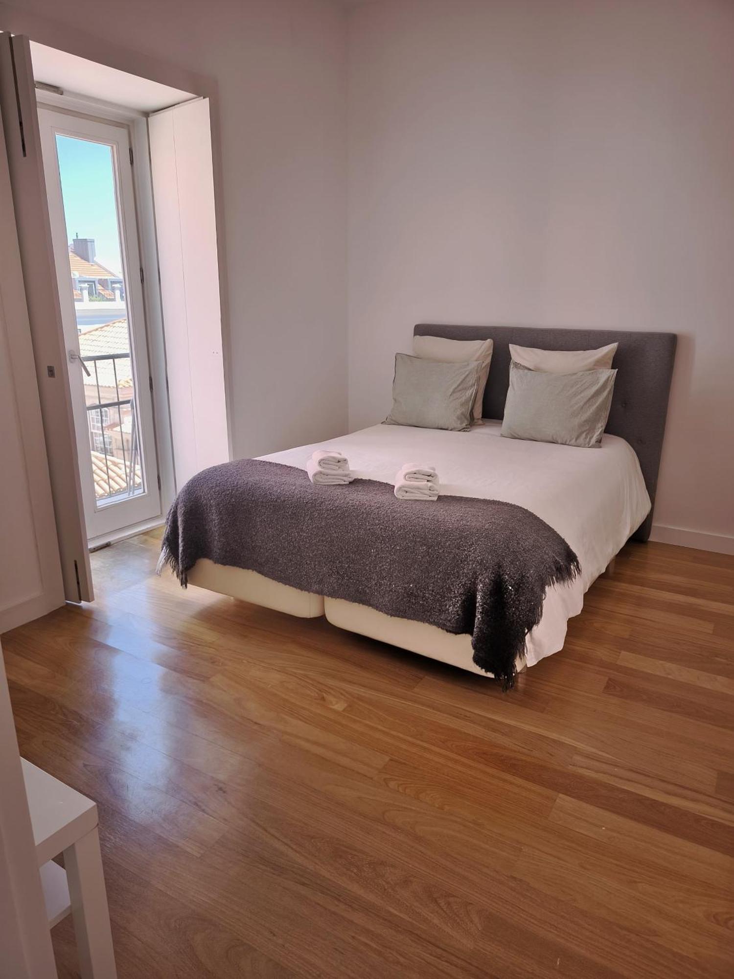 With Three Bedroom In Historic Largo Do Carmo Appartement *